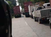 Jalan Cakung – Cilincing Dipenuhi Tronton Ngetem, Warga Soroti Minimnya Pengasan