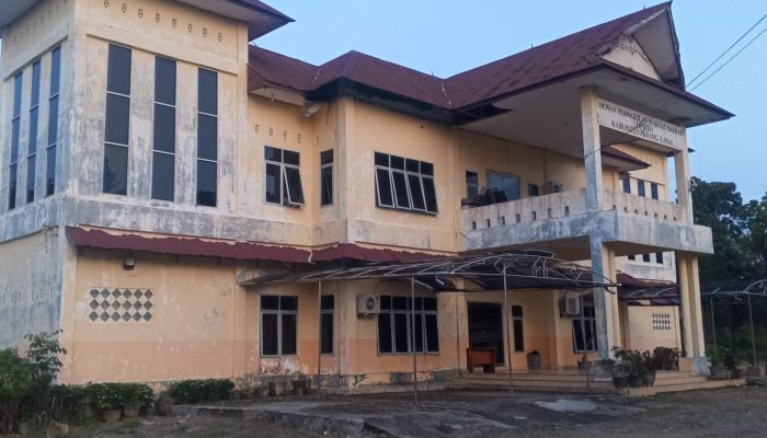 18 Tahun sama dengan 6570 Hari, Gedung DPR Padang Lawas masih Numpang di GOR
