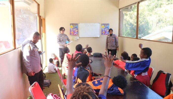 Melalui Honai Belajar, Ops Damai Cartenz Kenalkan Dunia dan Tata Surya kepada Anak-anak di Tembagapura Timika Papua Tengah