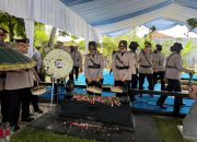 Polwan Polda Metro Jaya Ziarah dan Tabur Bunga di TPBU Giri Tama Bogor