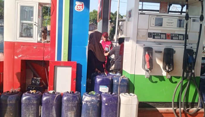 Antrean Jerigen Dominasi SPBU Ketapang Sampang, Masyarakat Minta Pertamina dan Aparat Turun Tangan