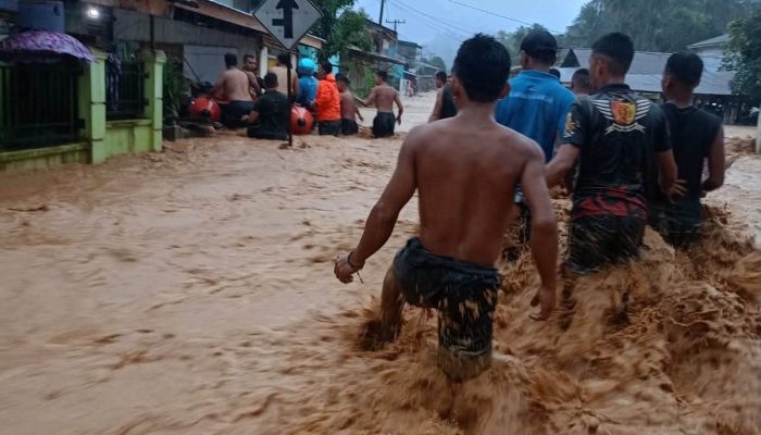 Hujan Deras dengan Intensitas Tinggi Mengakibatkan Kecamatan Tukka Banjir Bandang