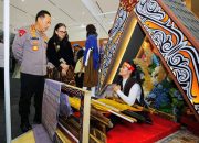 Kapolri Apresiasi Tenunan Songket Bhayangkari dari Sumatra Utara