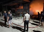Respon Cepat Laporan 110 ,Polres Lamongan Bantu Kebakaran Gudang di Sukodadi