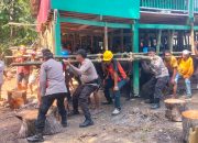 Personel Polsek Bantaeng Gotong Royong Bersama Warga Pindahkan Rumah Polri Untuk Masyarakat