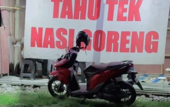 Tahu Tek Pak Tek Lamongan Legenda 12 Tahun di Jalan Raya Urip Sumoharjo, Hanya Tetap 12 Ribu Sudah Pake Telor