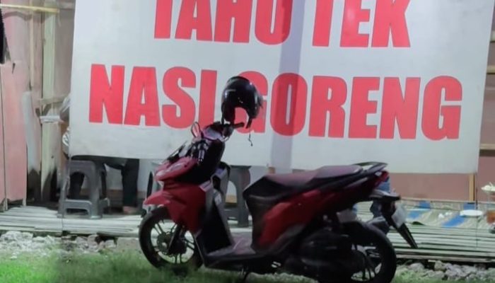 Tahu Tek Pak Tek Lamongan Legenda 12 Tahun di Jalan Raya Urip Sumoharjo, Hanya Tetap 12 Ribu Sudah Pake Telor