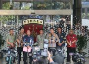 Polri Serahkan Tersangka dan Barang Bukti Perkara Dugaan Korupsi Kepada Kejaksaan Agung