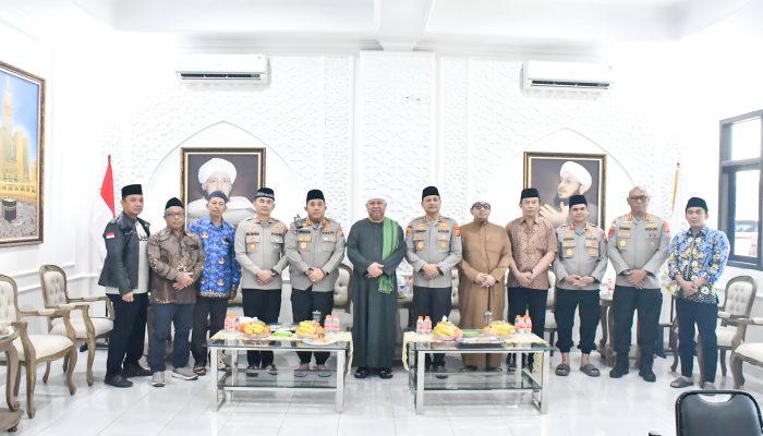 Kapolda Jabar Habis Sholat Jumat Keliling dan Silaturahmi ke Ponpes Al-Khairiyah , Perkuat Sinergitas Polri dengan Umum
