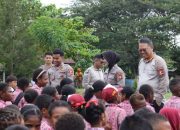 Satgas Ops Damai Cartensz Salurkan Bantuan Seragam Sekolah dan Berikan Edukasi Bahaya Narkoba dan Bermedia Sosial Kepada Pelajaran di Sarmi