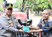 Kapolresta Cirebon Serahkan Bantuan Alsintan Kementan Kepada Kelompok Tani, Perkuat Swasembada Pangan Nasional