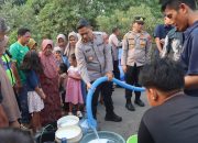 Polres Tangsel Salurkan Air Bersih Warga Terdampak Kekeringan di Kranggan