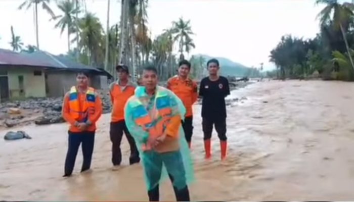 BPBD Tapanuli Tengah Siaga Dilokasi: Tanggul Sungai Aek Harse Jebol, Warga Dihimbau Bersiaga