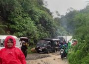 Jalan Lintas Panyabungan Muara Soma Macet Panjang, Akibat Satu Unit Truk Fuso Amblas di Badan Jalan