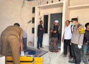 Respon Cepat Polres Lamongan Evakuasi Jenazah Pria yang Ditemukan Meninggal di Teras Rumah Kos