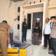 Respon Cepat Polres Lamongan Evakuasi Jenazah Pria yang Ditemukan Meninggal di Teras Rumah Kos