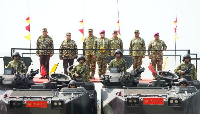 Wakil Panglima TNI dan Sejumlah Pejabat Negara Terima Warga Kehormatan dan Brevet Korps Marinir