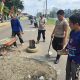 Sambut HUT RI ke – 81, Polsek BTS Ulu bersama Forkopimcam dan Karang Taruna Gelar Aksi Gotong Royong Belida Asri