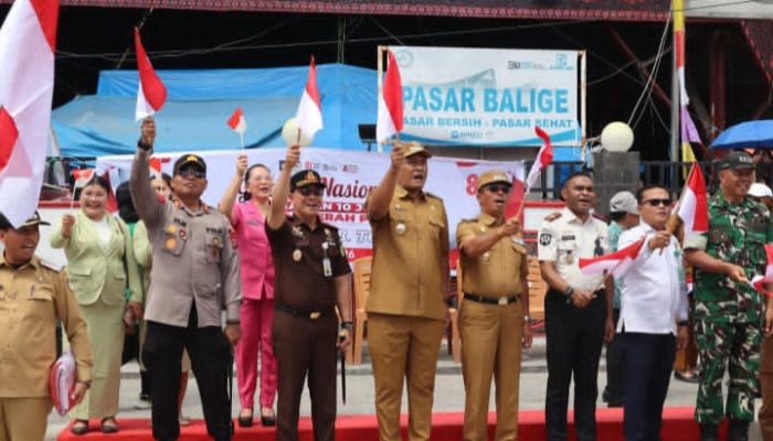 Kapolres Bersama Forkopimda Toba Bagikan Bendera Merah Putih, Wujudkan Semangat Persatuan dan Nasionalisme di Masyarakat