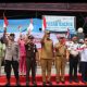 Kapolres Bersama Forkopimda Toba Bagikan Bendera Merah Putih, Wujudkan Semangat Persatuan dan Nasionalisme di Masyarakat