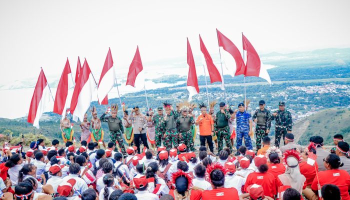 Sang Merah Putih Terbesar di Indonesia Berkibar di Puncak Gunung Cycloop Koops TNI Habema Gegap Gempita Damai Persatuan dari Tanah Cenderawasih