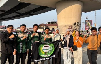 IMA Madina Pekanbaru Turun ke Jalan Bagikan Bendahara Merah Putih sambut HUT ke – 81 Kemerdekaan RI