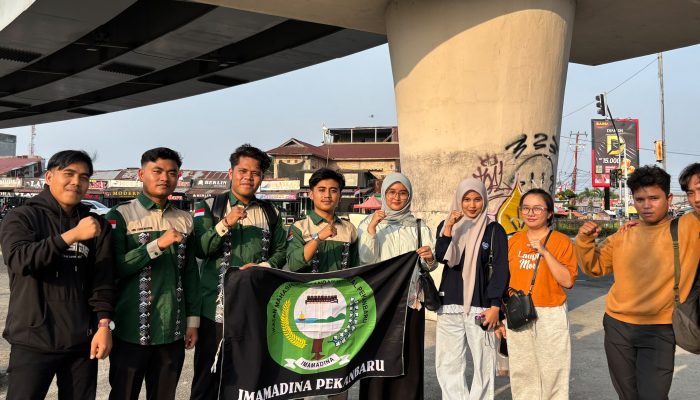 IMA Madina Pekanbaru Turun ke Jalan Bagikan Bendahara Merah Putih sambut HUT ke – 81 Kemerdekaan RI