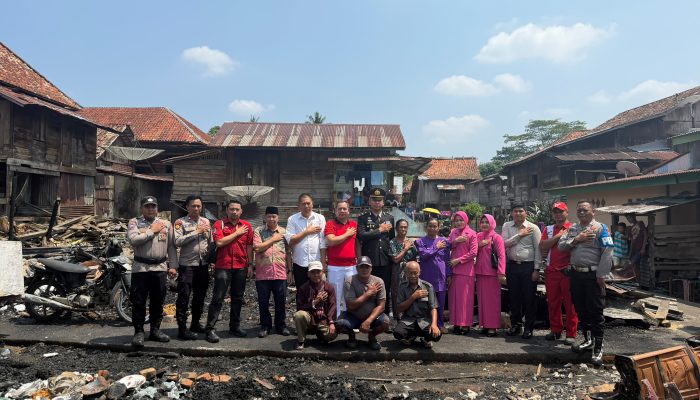 Api Bergerak Menghanguskan Rumah Kepedulian Polri menguatkan:Polres Musi Rawas Bantu Warga Petunang
