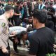 TIm Medis Polda Metro Jaya Sigap Evakuasi Mahasiswa yang Pingsan Saat Aksi