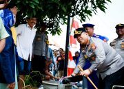 Warga Peduli Terdampak Kekeringan Polresta Cirebon Distribusikan 6000 Liter Air Bersih