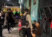 Brimob Polda Metro Jaya Amankan 2 Pemuda Diduga Hendak Tawuran di Lubang Buaya Clurit Disita
