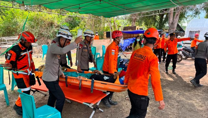 Hari ke Enam Pasca Gempa, Polri Terus Bergerak: Brimob dan Bantuan Logistik Konsisten Dikirim ke NTT
