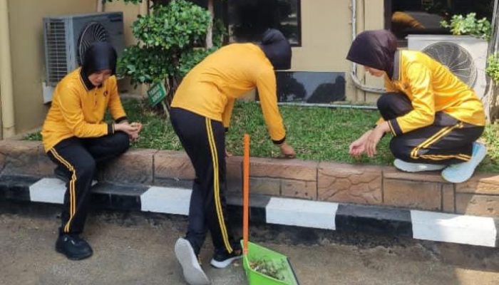 Jelang HUT Polwan ke 78, Polwan Polres Lamongan Turun Tangan Bersihkan Mako