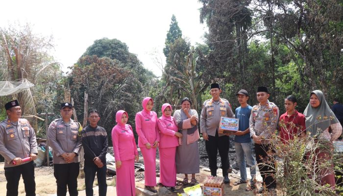 Wujud Nyata Kepedulian dan Empati Kapolres Musi Rawas Salurkan Tali Asih untuk Korban Kebakaran di Muara Beliti