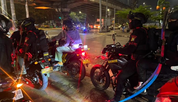 Brimob Polda Metro Jaya Amankan 3 Pemuda Diduga Hendak Tawuran di Ciracas 9 Celurit Disita