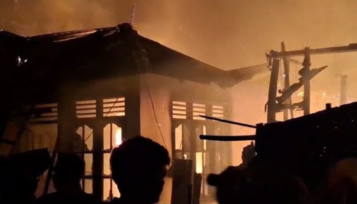 Rumah Terbakar di Panyabungan Julu 3 Damkar Diturunkan