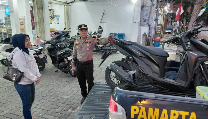 Motor Hitam Tak Bertuan Terparkir 3 Hari Diparkiran Toko, Polres Lamongan Langsung Amankan Lewat Laporan 110