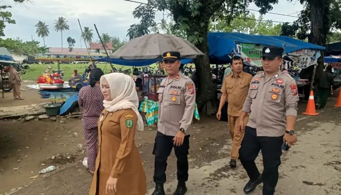Ciptakan Arus Lalin Lancar dan Kamtibmas Kondusif Kapolsek Natal Pimpin Patroli dan Tertib Pedagang Pasar Tumpah Natal