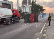 Truk Colt Diesel Terguling Usai Tabrak Tiang PJU di Plosowayu Lamongan