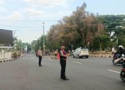 Brimob Polda Metro Jaya Hentikan Pengendara Lawan Arah di Jatinegara