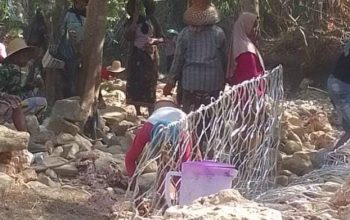 Tak Ingin Jalan Putus, Warga Pangeraman Pamekasan Gotong Royong Bangun Tebing Longsor
