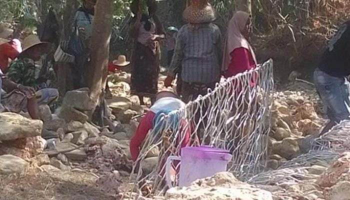 Tak Ingin Jalan Putus, Warga Pangeraman Pamekasan Gotong Royong Bangun Tebing Longsor