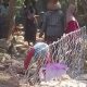 Tak Ingin Jalan Putus, Warga Pangeraman Pamekasan Gotong Royong Bangun Tebing Longsor