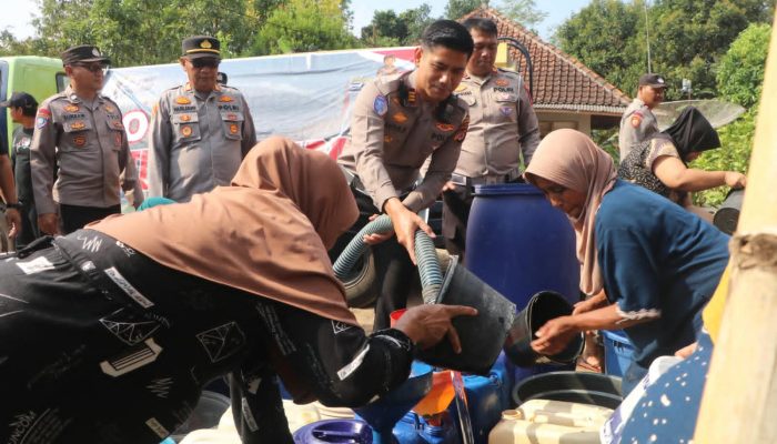 Polres Kuningan Salurkan Air Bersih dan Pengobatan Gratis di Cihanjoro