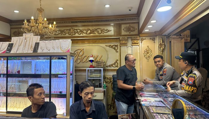 Beri Rasa Aman Samapta Patroli Sasar Toko Emas di Pasar Kota Lamongan