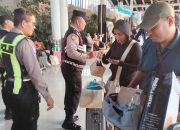 Polisi Beri Layanan Kesehatan dan Bagikan Masker Kepada Pengguna Jasa Bandara Soetta
