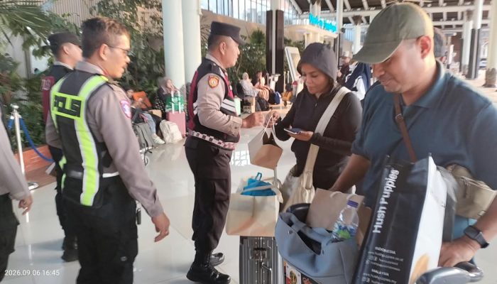 Polisi Beri Layanan Kesehatan dan Bagikan Masker Kepada Pengguna Jasa Bandara Soetta