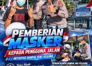 Satlantas Polres Kuningan Bagikan Masker kepada Pengguna Jalan, Antisipasi Dampak Abu Vulkanik