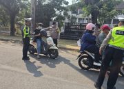 Polsek Pakuhaji Bagikan Masker Gratis kepada Pengguna Jalan Antisipasi Dampak Abu Vulkanik