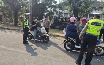 Polsek Pakuhaji Bagikan Masker Gratis kepada Pengguna Jalan Antisipasi Dampak Abu Vulkanik